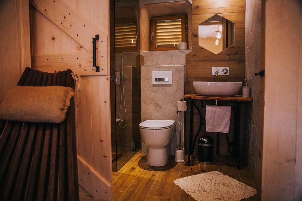 Sleeping With Bees - Tourist Farm Muha Apartment Grosuplje Bagian luar foto